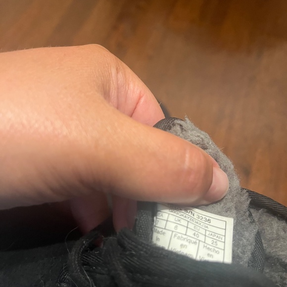 UGG Neumel boots- size 7 (fits women size 8) - Picture 5 of 5